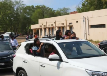 CG News : स्कूल फेयरवेल पार्टी बना स्टंट शो, कार के विंडो पर लटके छात्र-छात्राएं, हरियाणवी गाने पर बनायी रील