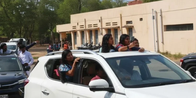 CG News : स्कूल फेयरवेल पार्टी बना स्टंट शो, कार के विंडो पर लटके छात्र-छात्राएं, हरियाणवी गाने पर बनायी रील