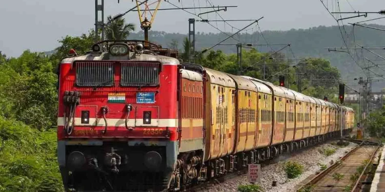Railway Breaking : होली से पहले यात्रियों को झटका, इन ट्रेनों के रूट हुए डायवर्ट, पढ़िये पूरी डिटेल