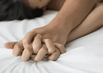 महिला टीचर से सेक्स की डिमांड स्कूल ट्रस्टी के बेटे की करतूत से मचा बवाल, पार्टी के कार्यकर्ताओं ने की जमकर नारेबाजी