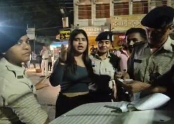 CG Viral Video : नशे में धुत युवती का हाईवोल्टेज ड्रामा, चेकिंग के दौरान पुलिसकर्मियों से की बदतमीजी, हुई कड़ी चालानी कार्रवाई