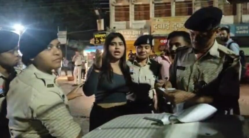 CG Viral Video : नशे में धुत युवती का हाईवोल्टेज ड्रामा, चेकिंग के दौरान पुलिसकर्मियों से की बदतमीजी, हुई कड़ी चालानी कार्रवाई