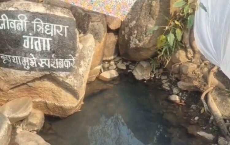 छत्तीसगढ़ में यहां पहाड़ी में स्थित है एक रहस्यमयी कुंड, जो कभी नहीं सूखता