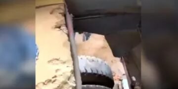 घर लौट रहे थे बच्चे, अचानक चलती स्कूल बस का फर्श टूटा, पहिए के नीचे पूरी खबर पढ़कर कांप जाएगी आपकी रूह