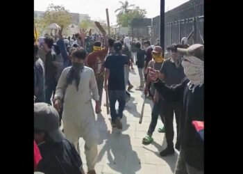 पुलिस ने देखते ही मार दी 10 लोगों को गोली सभी ढेर, ख़ामेनेई के मौत के बाद इस तरह से मचाया था बवाल देखे पूरा वीडियो