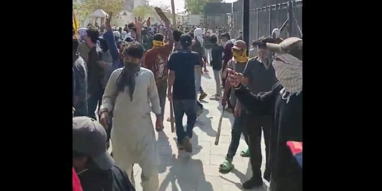 पुलिस ने देखते ही मार दी 10 लोगों को गोली सभी ढेर, ख़ामेनेई के मौत के बाद इस तरह से मचाया था बवाल देखे पूरा वीडियो