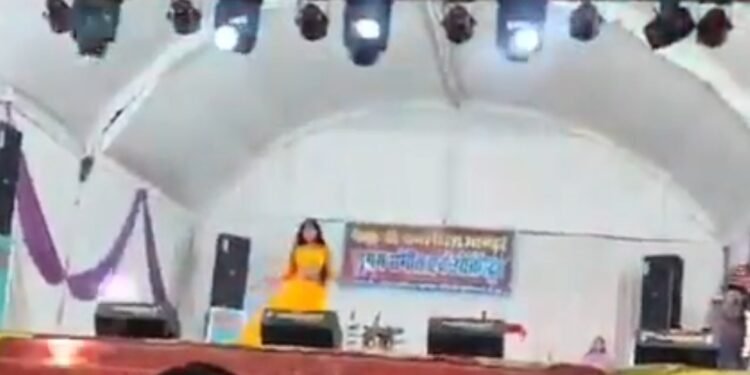 छत्तीसगढ़ के बाद अब …. यहाँ मचा अश्लीलता का तांडव रामलीला के मंच पर रात भर थिरकीं बार बालाएं, देखें पूरा वीडियो