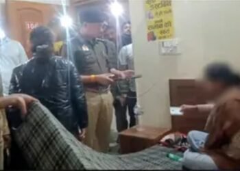 होटल में आधी रात छापा, अंदर का नज़ारा देख पुलिस भी रह गई दंग, रिसेप्शन पर मिली ‘रेट लिस्ट’, रूम से 3 युवतियों के साथ इतने युवक