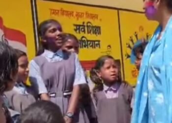 CG स्कूल में मनमानी वाली छुट्टी : बिना सूचना स्कूल में शिक्षकों की छुट्टी, छात्र गेट के बाहर खुद ही करने लगे पढ़ाई