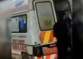 सरकारी एंबुलेंस में शर्मनाक कांड मरीजों के लिए बनी, लेकिन अंदर चल रहा था खेल, वीडियो वायरल होते ही मचा बवाल