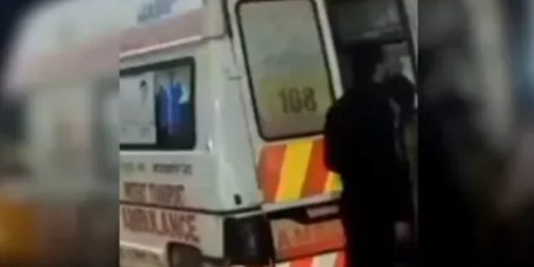 सरकारी एंबुलेंस में शर्मनाक कांड मरीजों के लिए बनी, लेकिन अंदर चल रहा था खेल, वीडियो वायरल होते ही मचा बवाल