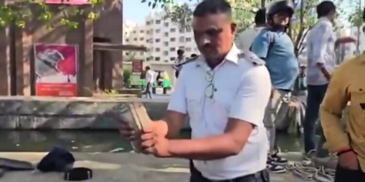 पूजा के बाद नहर में बहा दी थैली, थोड़ी देर बाद याद आई ऐसी चीज़ कि उड़ गए परिवार के होश, घंटों चला सर्च ऑपरेशन