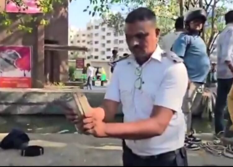 पूजा के बाद नहर में बहा दी थैली, थोड़ी देर बाद याद आई ऐसी चीज़ कि उड़ गए परिवार के होश, घंटों चला सर्च ऑपरेशन