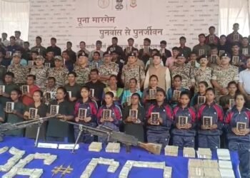 छत्तीसगढ़ में लाल आतंक को लगा एक और बड़ा झटका, हथियार, सोना और करोड़ों के कैश के साथ खूंखार नक्सलियों की टीम ने किया सरेंडर
