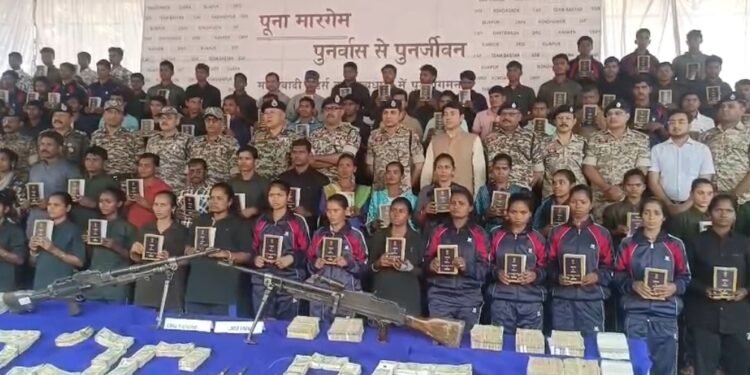छत्तीसगढ़ में लाल आतंक को लगा एक और बड़ा झटका, हथियार, सोना और करोड़ों के कैश के साथ खूंखार नक्सलियों की टीम ने किया सरेंडर