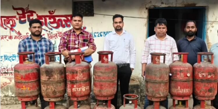 Korba Breaking : जनरल स्टोर्स में छापामार कार्रवाई, 15 घरेलू गैस सिलेंडर किए गए जब्त
