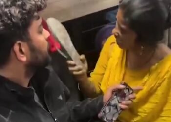 Viral Video : महिला ने चप्पल दिखाकर दी गाली, बीवी तक पहुंची बात तो युवक ने कर दिया ऐसा कांड देखे वायरल वीडियो दंग रह जाएंगे आप