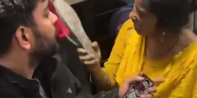 Viral Video : महिला ने चप्पल दिखाकर दी गाली, बीवी तक पहुंची बात तो युवक ने कर दिया ऐसा कांड देखे वायरल वीडियो दंग रह जाएंगे आप