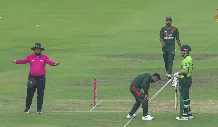 Viral Video : नहीं देखा होगा क्रिकेट में ऐसा आउट नेकी करने के चक्कर में पैविलियन लौटे पाकिस्तान कप्तान, आप भी देखें पूरा वीडियो