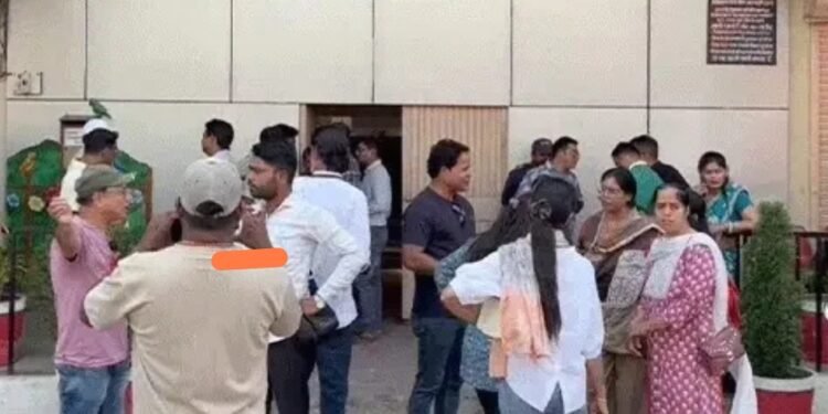 CG News : फर्जी CBSE स्कूलों का खेल उजागर बिना मान्यता दाखिले, पैरेंट्स ने देर रात कलेक्टर बंगले के बाहर खोला मोर्चा  ….