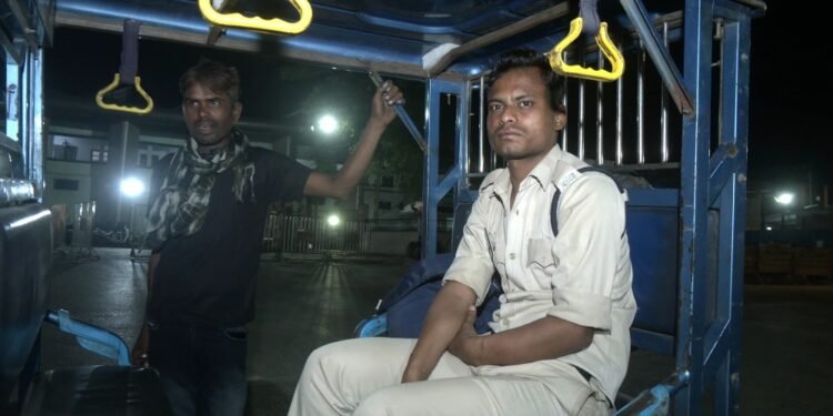 CG Viral Video : वर्दी की मर्यादा हुई तार – तार, पुलिसकर्मी ने बीच रोड में की घटिया हरकत … देखकर दंग रह जाएंगे आप देखे पूरा वीडियो