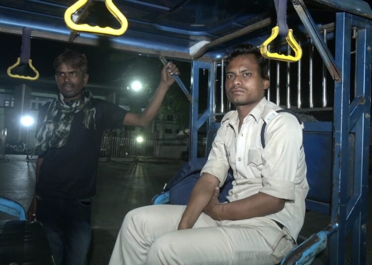 CG Viral Video : वर्दी की मर्यादा हुई तार – तार, पुलिसकर्मी ने बीच रोड में की घटिया हरकत … देखकर दंग रह जाएंगे आप देखे पूरा वीडियो