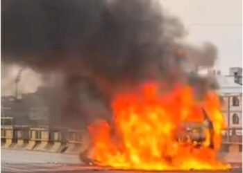 CG Road Car Fire Accident : चलती कार में लगी आग, देखें खौफनाक वायरल हो रहा वीडियो