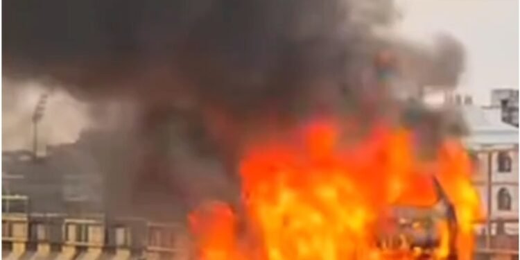 CG Road Car Fire Accident : चलती कार में लगी आग, देखें खौफनाक वायरल हो रहा वीडियो