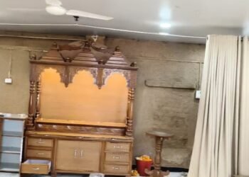 लोगों की आस्था के साथ खिलवाड़ धमकी देकर मंदिर में ऐसा काम कर रहे थे नशेड़ी, भगवान की मूर्ति लेकर शहर से निकला पुजारी