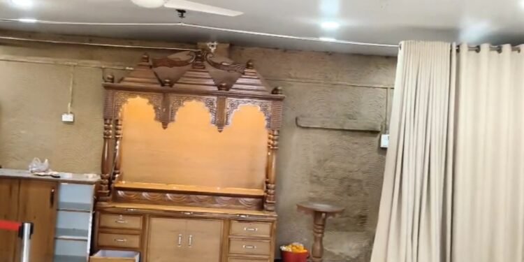 लोगों की आस्था के साथ खिलवाड़ धमकी देकर मंदिर में ऐसा काम कर रहे थे नशेड़ी, भगवान की मूर्ति लेकर शहर से निकला पुजारी