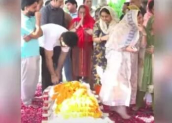 “कोई रोना मत …” इच्छामृत्यु के बाद हरीश राणा का हुआ अंतिम संस्कार, कार्यक्रम के बीच पिता की ये बात सुन हर कोई हो गया भावुक, देखें वीडियो