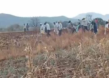 भाजपा नेता और पुलिस टीम को आदिवासी समाज के लोगों ने दौड़ा – दौड़कर पीटा, सोशल मीडिया पर वायरल हुआ वीडियो देखे पूरा वीडियो