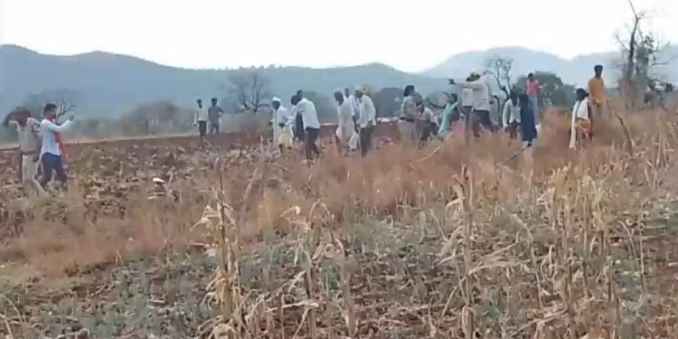 भाजपा नेता और पुलिस टीम को आदिवासी समाज के लोगों ने दौड़ा – दौड़कर पीटा, सोशल मीडिया पर वायरल हुआ वीडियो देखे पूरा वीडियो