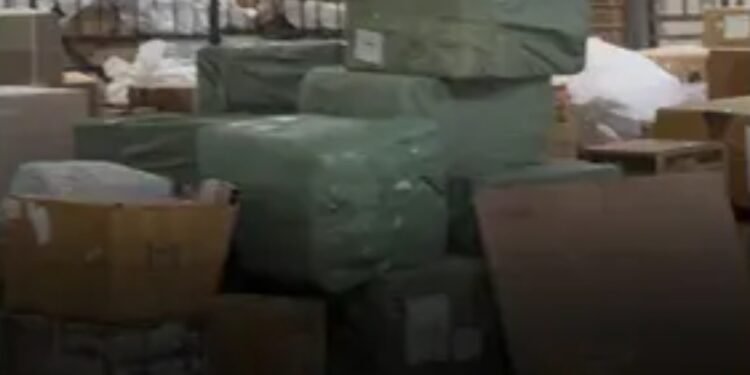 CG News : गोदाम से चल रहा था ये बड़ा कारोबार, देखकर फटी रह गई पुलिस की आंखें, बड़ी मात्रा में संदिग्ध सामान जब्त