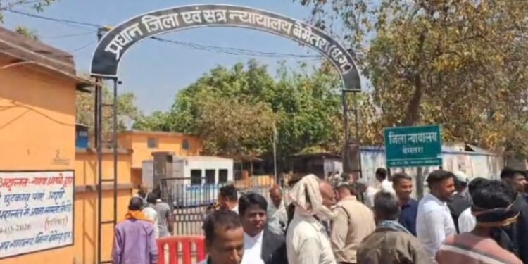 CG Breaking : जिला न्यायालय को बम से उड़ाने की धमकी, मचा हड़कंप, परिसर को कराया गया खाली