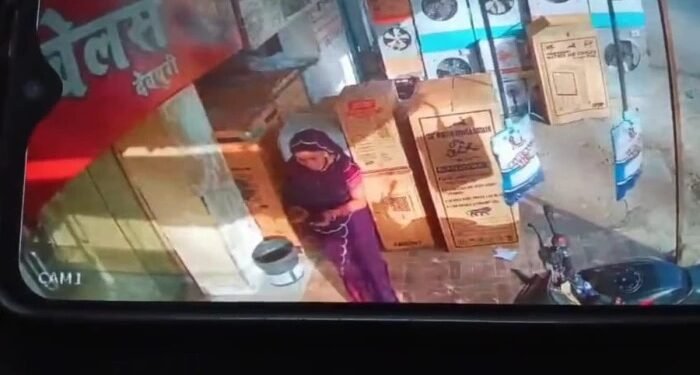 CG Crime : ज्वेलरी शॉप में फिल्मी स्टाइल में ठगी 5 लाख के जेवर पहनकर ऐसे फरार हुई शातिर महिला, पुलिस भी रह गई दंग