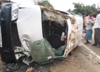 CG Road Accident : स्कूली बच्चों से भरी वैन पलटी, मैडम समेत 15 बच्चे घायल