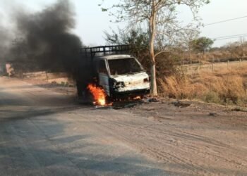 CG : अचानक चलती पिकअप वाहन में लगी भीषण आग, 4 लाख रुपए नगद और दो चेक भी जलकर खाक देखे वायरल वीडियो