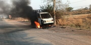 CG : अचानक चलती पिकअप वाहन में लगी भीषण आग, 4 लाख रुपए नगद और दो चेक भी जलकर खाक देखे वायरल वीडियो
