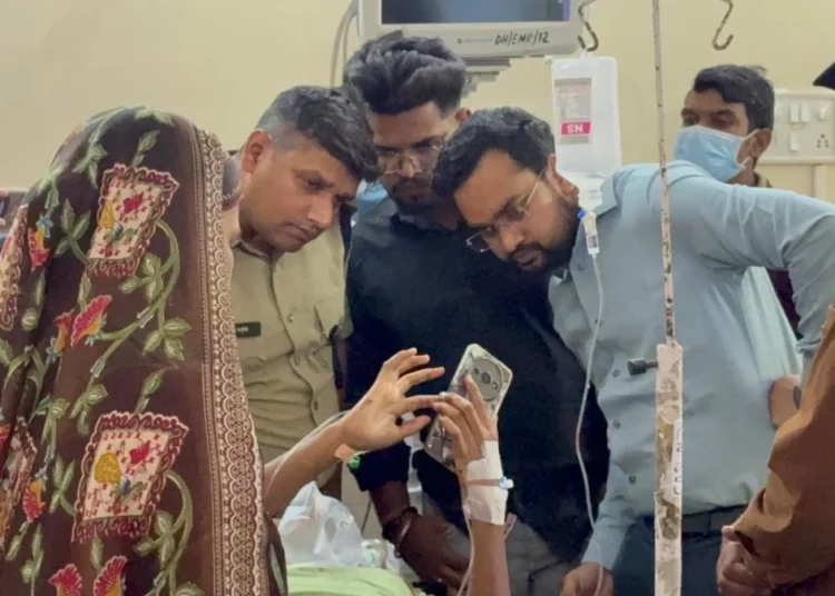 Korba : एकतरफा प्यार का खूनी इंतकाम, युवती को घेरकर गला रेता, युवती ने अस्पताल में कागज पर लिखकर आरोपियों का बताया नाम …