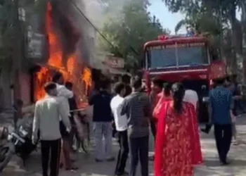 CG News : कपड़े की दुकान में लगी भीषण आग, लाखों का सामान जलकर खाक, दो दुकानों तक फैली लपटें