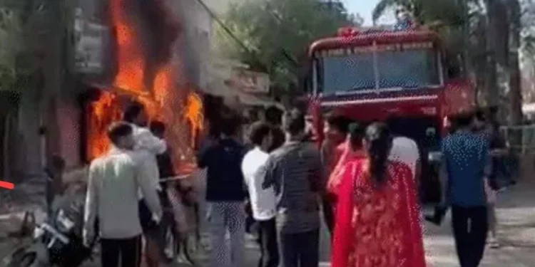 CG News : कपड़े की दुकान में लगी भीषण आग, लाखों का सामान जलकर खाक, दो दुकानों तक फैली लपटें