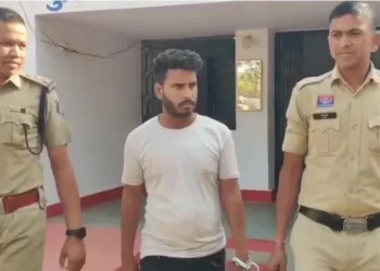 CG Crime : इंस्टाग्राम की दोस्ती बनी जाल नाबालिग को बहला – फुसलाकर ले भागा, संदिग्ध कार और झंडे से पुलिस को मिला सुराग