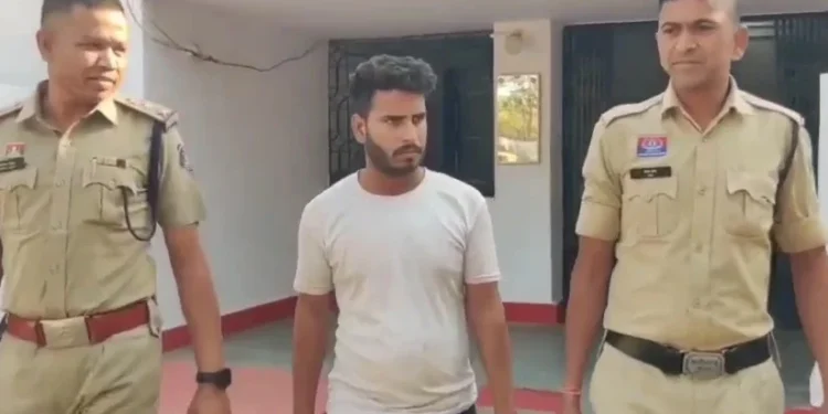 CG Crime : इंस्टाग्राम की दोस्ती बनी जाल नाबालिग को बहला – फुसलाकर ले भागा, संदिग्ध कार और झंडे से पुलिस को मिला सुराग