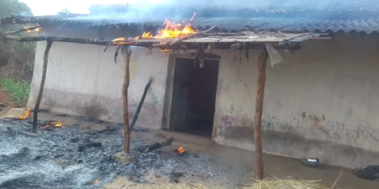 CG News : दारू जो ना करा दे सब कम ही है! शराबी ने किया घर में झगड़ा, गुस्से में अपने ही घर में लगा दी आग