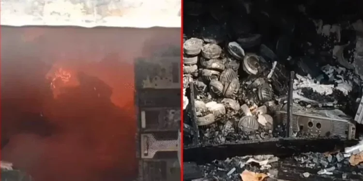 CG Breaking : ई-रिक्शा एजेंसी में भीषण आग, बैटरी – साउंड सिस्टम जलकर खाक, लाखों के नुकसान का अनुमान