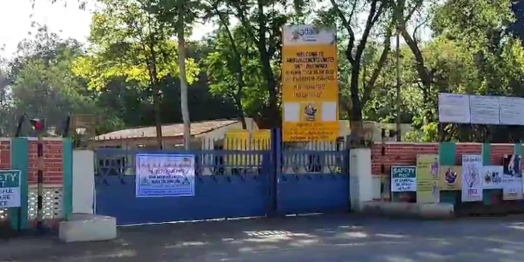 CG Crime : नाबालिग के साथ बर्बरता का मामला गरमाया सीमेंट प्लांट के सिक्योरिटी गार्ड पर गंभीर आरोप, परिजनों ने दबाव और प्रलोभन का लगाया आरोप