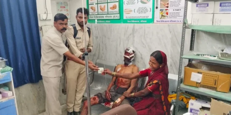 CG News : भालू हमले के बाद तड़पता रहा ग्रामीण, रोती – बिलखती पत्नी के सामने फोटो खिंचवाने में व्यस्त रहे संवेदनहीन फॉरेस्ट अफसर