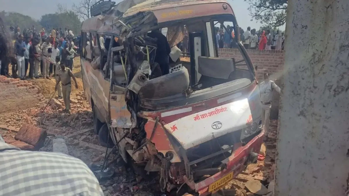 CG Road Accident : दो बस हादसे में 9 लोगों की गयी जान, कईयों की हालत गंभीर, यात्री बस हुई दुर्घटनाग्रस्त