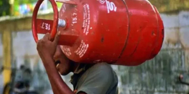 Korba Crime : आपके गैस सिलेंडर पर है चोरों की नजर, सब सामान छोड़, दुकान से सिलेंडर से ले भागे चोर